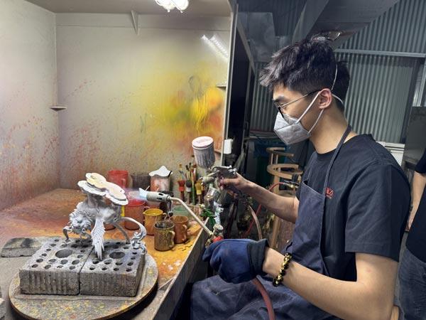 　　蔡佳乐在制作产品。受访者供图