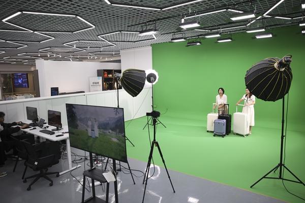 6月26日，在浙江嘉兴市秀洲区的运河湾AI+跨境OPC社区内，学员开展跨境实操、线上直播、专业培训等实训活动。视觉中国供图