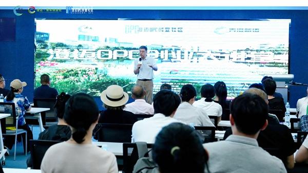 海南澄迈数字经济研究院院长司新颖在澄迈OPC创业社区内开设讲座。受访者供图