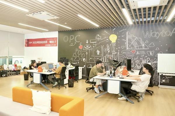 5月12日，江苏苏州高新区OPC社区内，创客们正在开展AI项目研发。该社区依托苏州大学未来科学与工程学院OPC技术成果转化中心资源，为青年创业者提供落地支持与全链孵化服务。视觉中国供图