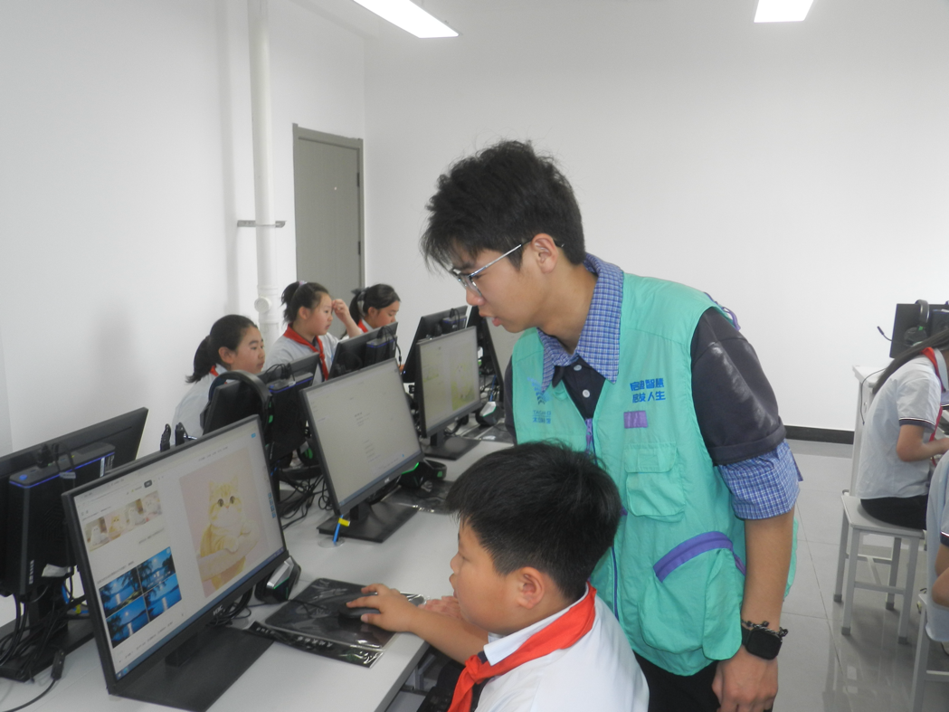 苏州健雄职业技术学院益启“ai”志愿服务队队员为周至县青少年开展AIGC实践课程 受访者供图
