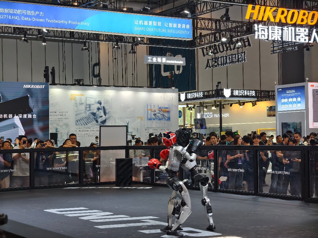 8月19日，北京经济技术开发区，2026世界机器人大会世界机器人博览会展区内，人形机器人正在打拳击赛。中青报·中青网记者 尹希宁/摄