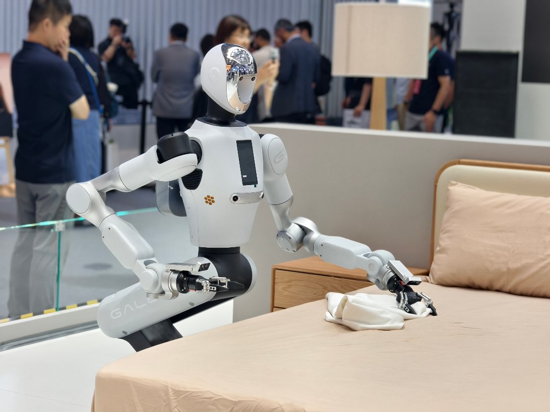 8月19日，北京经济技术开发区，2026世界机器人大会世界机器人博览会展区内，一款人形机器人正在卧室场景中叠床品。中青报·中青网记者 尹希宁/摄