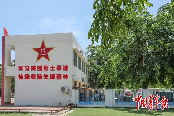 7月9日，海南省儋州市白马井镇都元和希望小学，校内红色标语随处可见。中青报·中青网记者 赵晨霖/摄