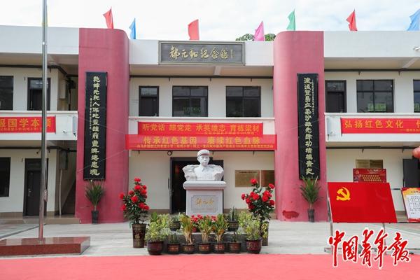 7月9日，海南省儋州市白马井镇都元和希望小学，校内的都元和纪念馆已成为集瞻仰纪念、思政教学、国防教育于一体的红色教育阵地。中青报·中青网记者 赵晨霖/摄