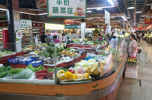 　　天津“网红”菜市场的平价蔬菜物美价廉。陆奕凯/摄