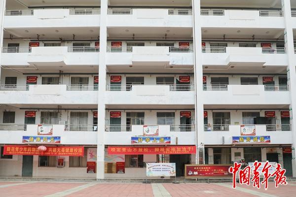 7月9日，海南省儋州市白马井镇都元和希望小学，除了“都元和班”，每个班级都重新命名，加入了“元和”二字前缀。中青报·中青网记者 赵晨霖/摄