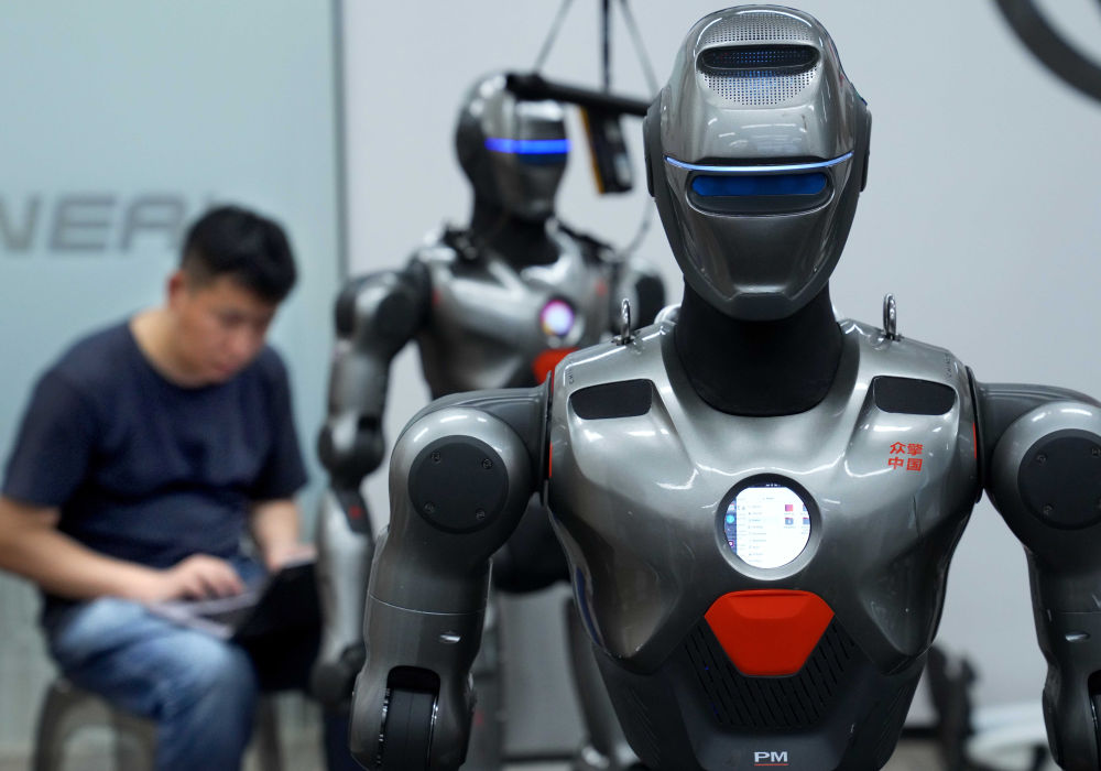 2025年6月25日，深圳市众擎机器人科技有限公司的工作人员在调试人形机器人。新华社记者 李安 摄