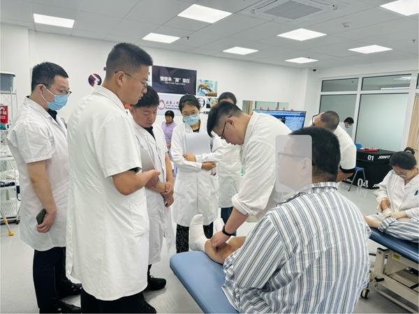 北京大学第三医院康复医学科主治医师张元鸣飞正为患者治疗。受访者供图