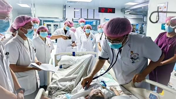 一名当地14岁患者，患复杂先天性心脏病，病情复杂、病程迁延，临床救治难度极高。7月下旬，邹海就此病例在开展专项教学查房与学术指导。受访者供图