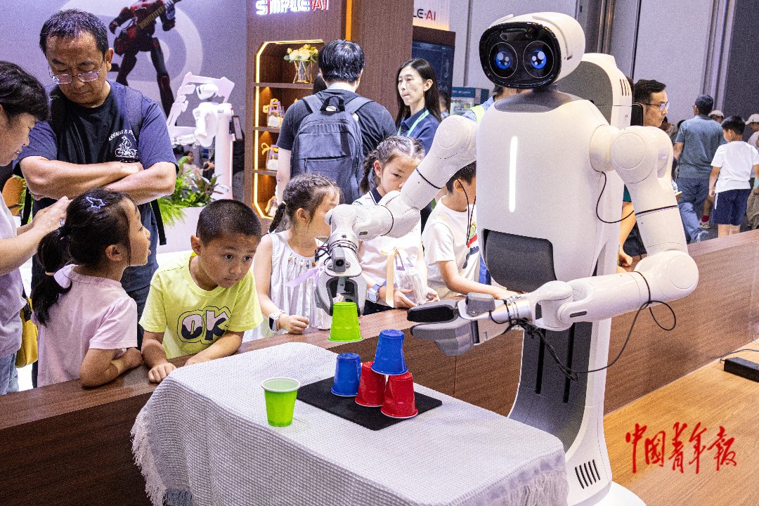 8月22日，北京北人亦创国际会展中心，2026世界机器人大会现场，家用服务机器人通过叠杯子展现机械手灵活度。张旭冉/摄