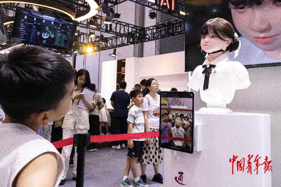8月22日，北京北人亦创国际会展中心，2026世界机器人大会现场，智能表情机器人实时捕捉并模仿小观众的面部表情。张旭冉/摄