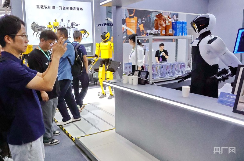 2026年8月19日，2026世界机器人大会现场展出机器人制作咖啡。