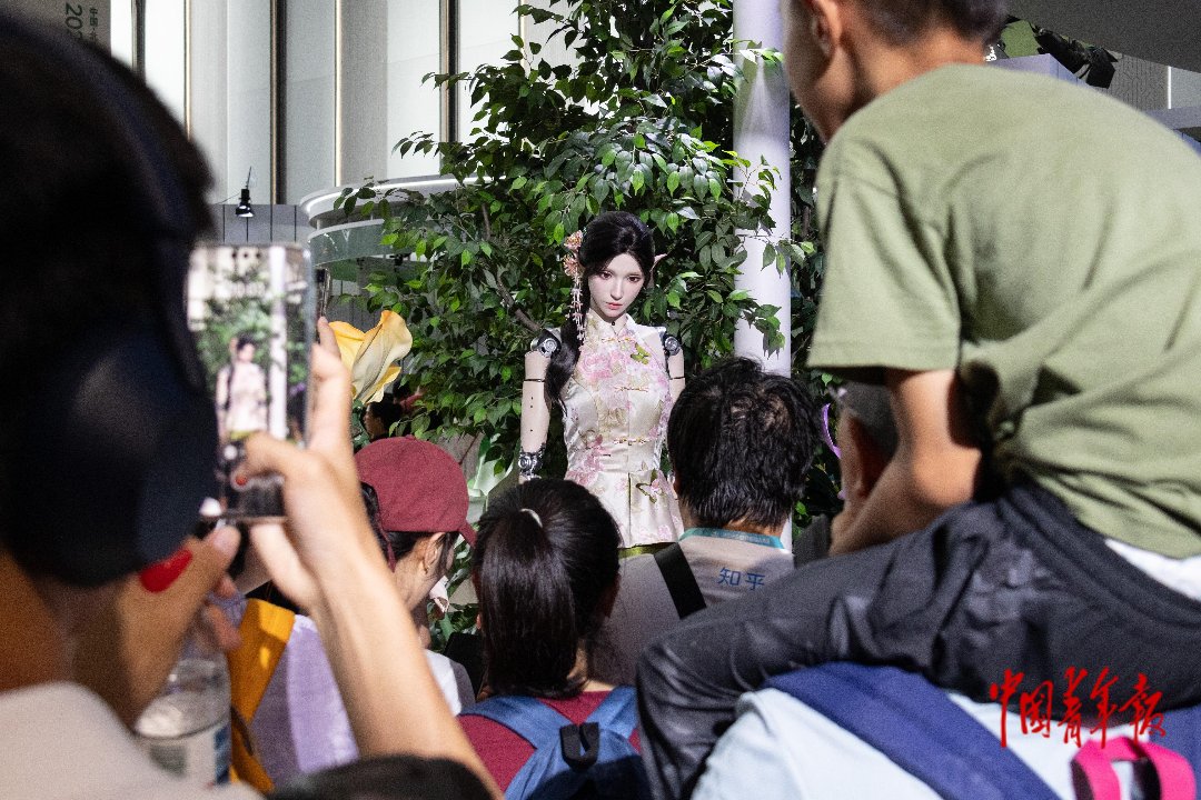 8月22日，北京北人亦创国际会展中心，2026世界机器人大会现场，具身花园展区前，不少观众驻足，与人形机器人进行互动。张旭冉/摄