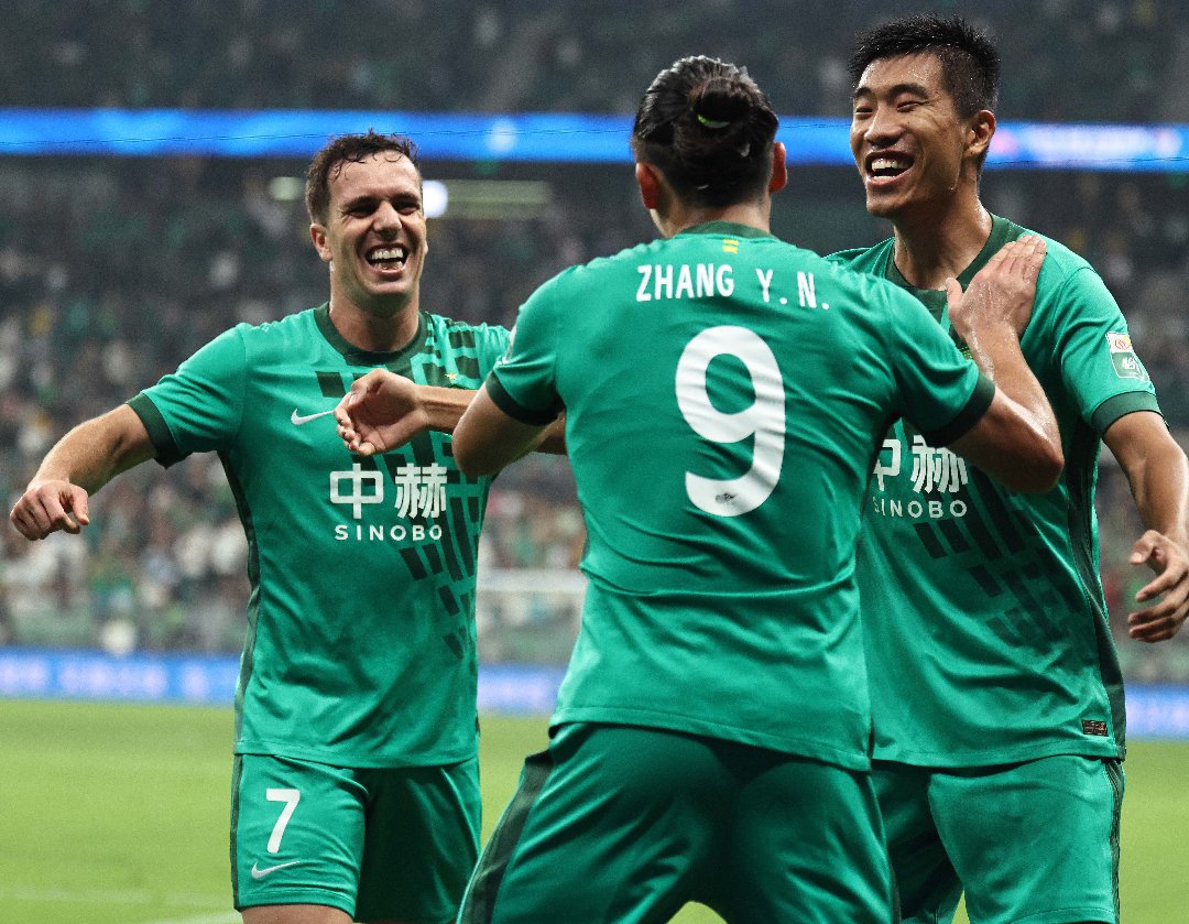 8月22日，北京，2026中超联赛第24轮，进球后的北京国安队张玉宁（中）与队友庆祝。刘占崑/摄