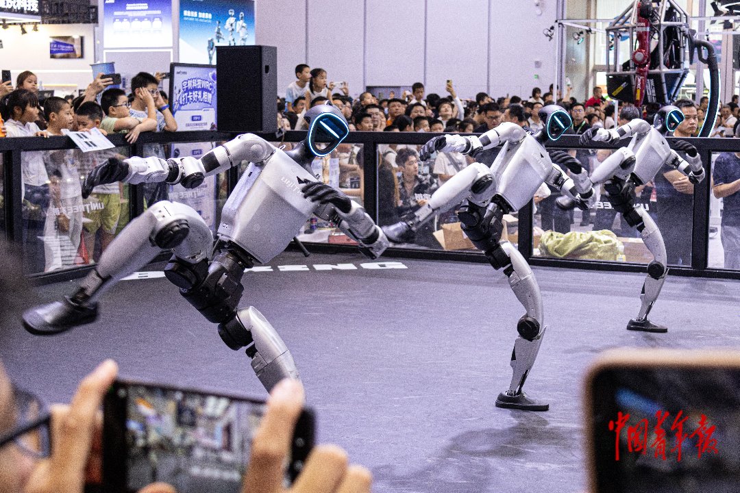 8月22日，北京北人亦创国际会展中心，2026世界机器人大会现场，宇树科技人形机器人登台带来活力十足的舞蹈表演。张旭冉/摄