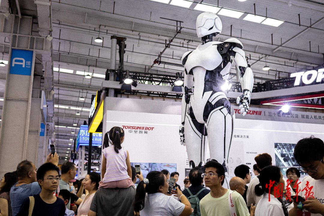 8月22日，北京北人亦创国际会展中心，2026世界机器人大会现场，一台两米多高的大型人形机器人展台前，观众络绎不绝。8月19日至23日，2026世界机器人大会在北京亦庄举办，8月22至23日为公众开放日。大会上，各类前沿机器人集中展演，丰富的人机互动项目吸引大批市民前来感受科技魅力。张旭冉/摄