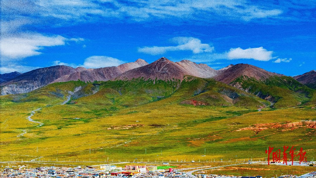 8月23日，蓝天白云下的青海省玉树藏族自治州治多县县城与群山。渭南师范学院 刘祎笑 摄