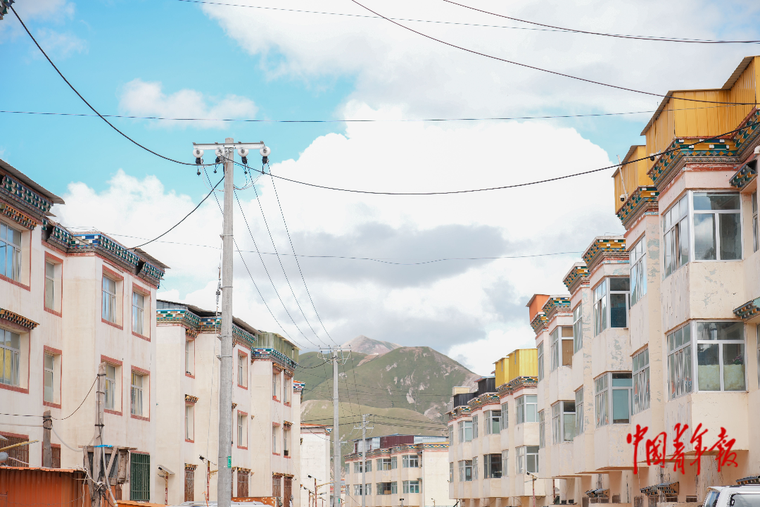 穿行在杂多县街道，可以看到建筑、道路与远处山川共同构成的日常图景。一座高原县城，在自然环境与居民生活之间保持着自己的节奏。 福州大学 侯统豪/摄