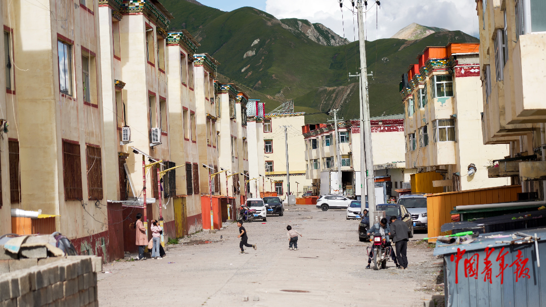 杂多县居民区内，一群藏族儿童在追逐玩耍。福建师范大学 马跃松/摄