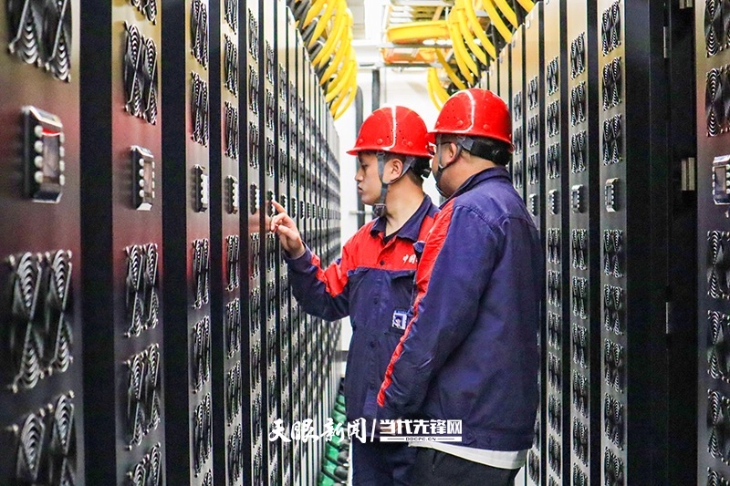 贵安超算中心工作人员日常维护。