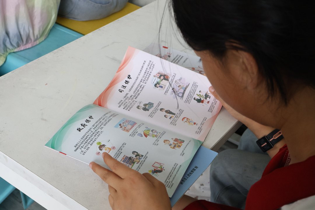 贵州省黔西市锦绣社区，孩子们在托管课堂学习未成年人保护法。中青报·中青网记者 李怡蒙/摄