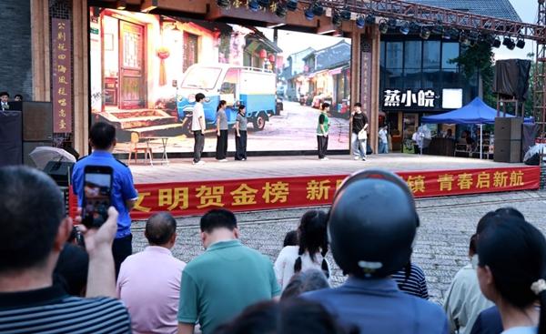 准大学生表演小品《通知书去哪儿了》。彭红玲/摄
