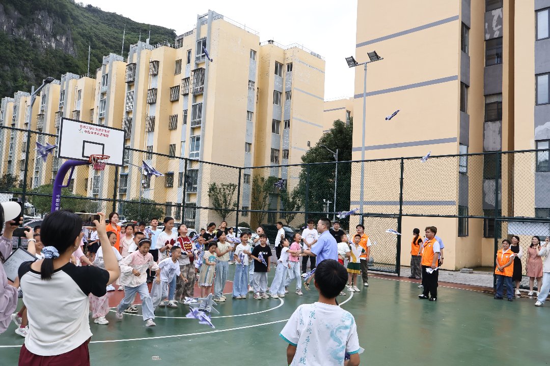 贵州省安顺市紫云县紫兴社区，孩子们放飞飞机模型。中青报·中青网记者 李怡蒙/摄