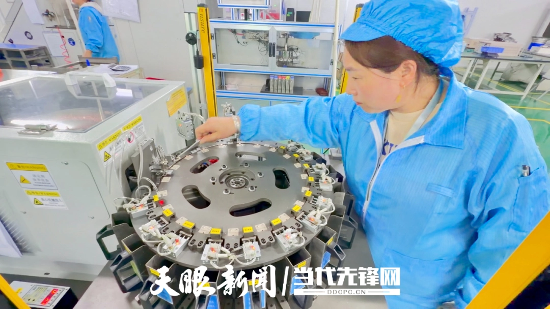 雅光电子工人在二极管智能生产车间作业