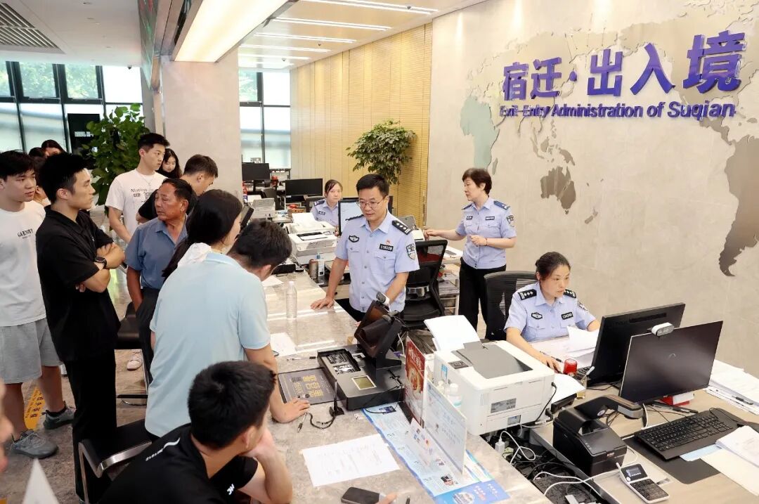 江苏宿迁，办理出入境业务的市民络绎不绝。
