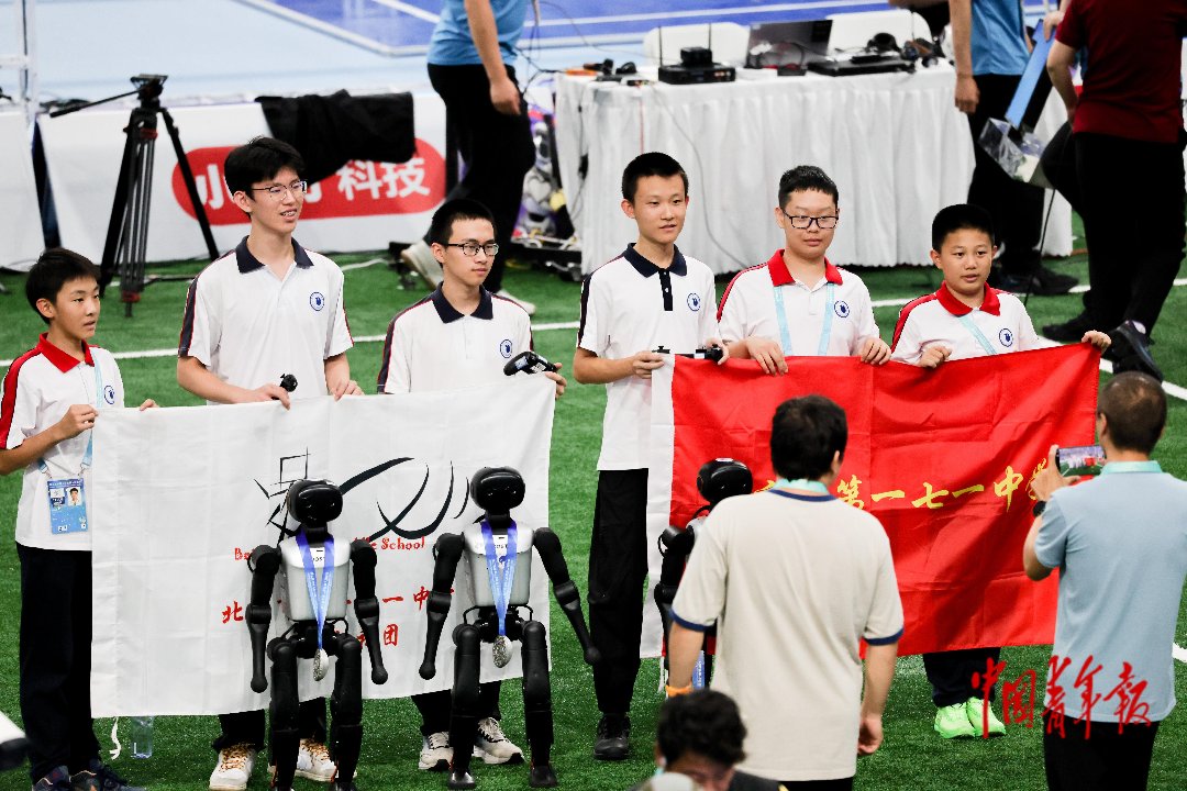 8月26日，北京国家速滑馆，第二届世界人形机器人运动会，北京一七一中学参赛团队在足球比赛场地合影。中青报·中青网记者 陈思阳/摄