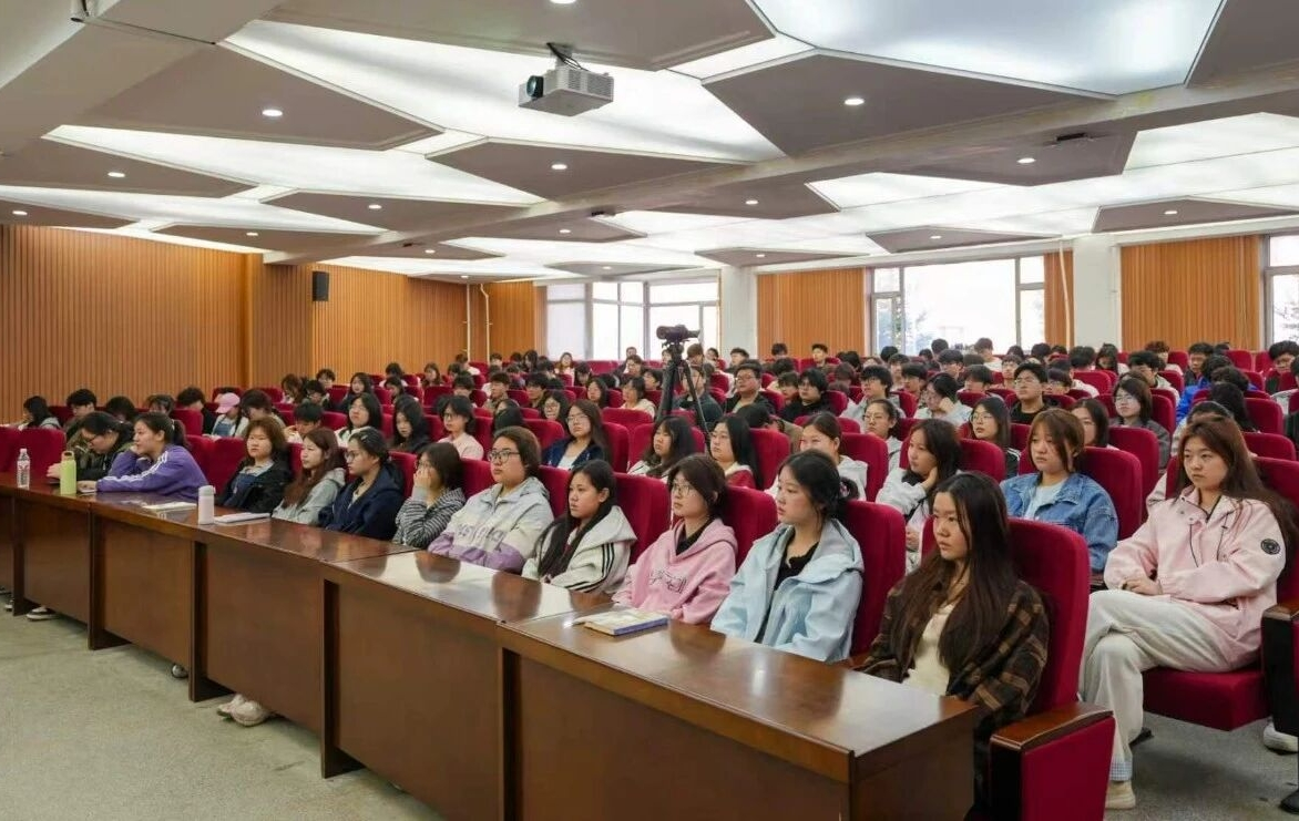 同学们认真听老师授课（央广网发 孔令辉 摄）