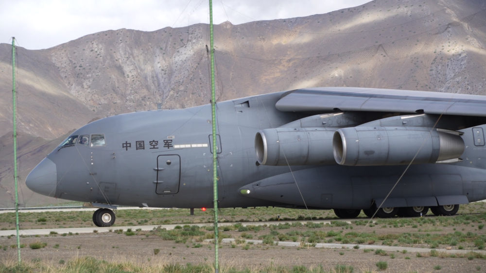 8月27日上午10时许，搭载西部战区指导组的运-20顺利抵达西藏某高原机场，投入日喀则市吉隆县泥石流灾害联合救援（视频截图）。新华社发（顾阔业摄）