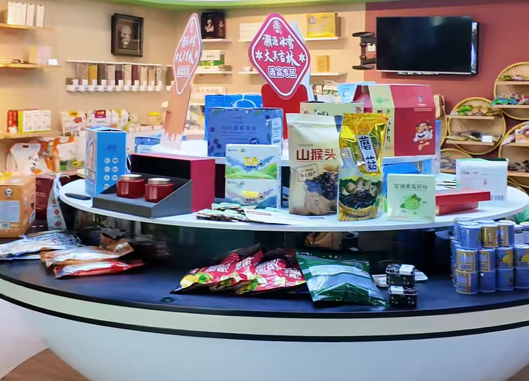直播基地销售产品展示（央广网发 陈领之 摄）