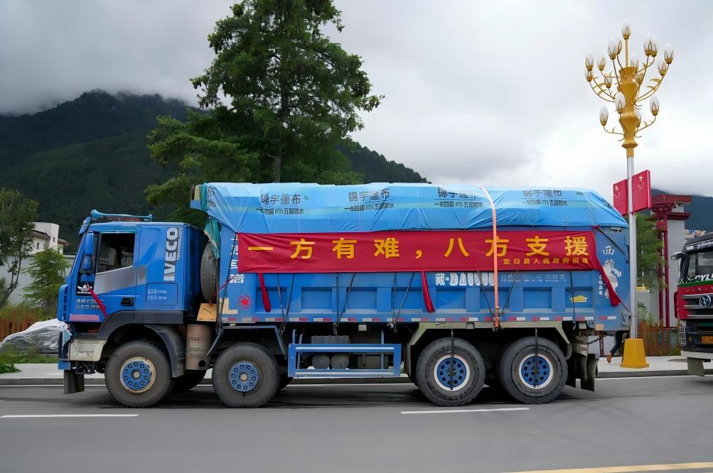   2026年8月27日，吉隆镇大街上停放着运送救灾物资的车辆。新华社记者 晋美多吉 摄