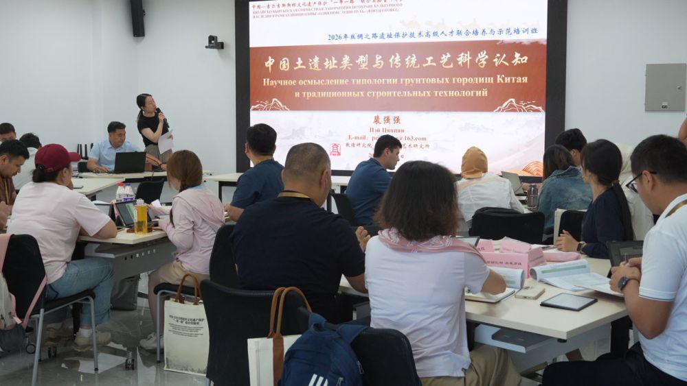 7月21日，2026年丝绸之路遗址保护技术高级人才联合培养与示范培训班的学员们在甘肃敦煌上课。新华社记者马莎摄