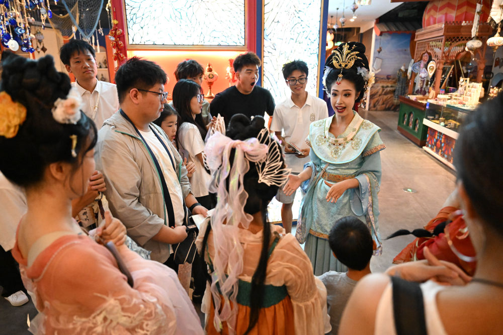实景剧本游戏《大唐永不眠》中饰演许鹤子的NPC刘诗雨为玩家布置任务。新华社记者 邹竞一 摄