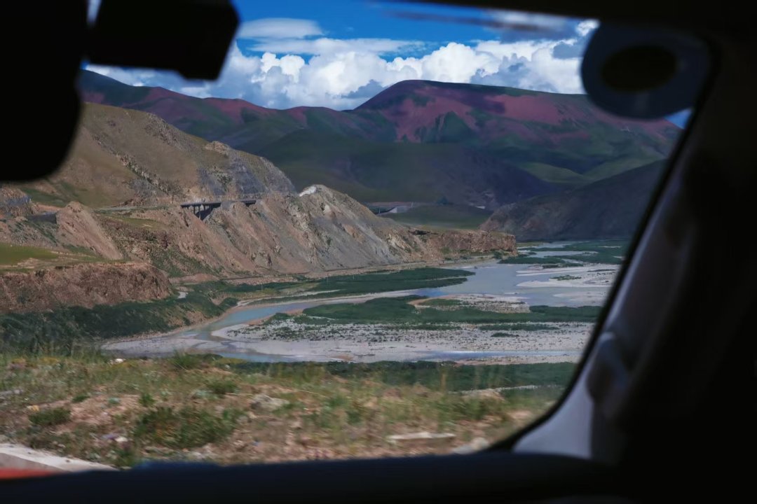 215国道右侧，通天河随着道路向前延伸，江水流经的两岸，生长出低矮的深绿色灌木。 西安工业大学 陆俞村/摄