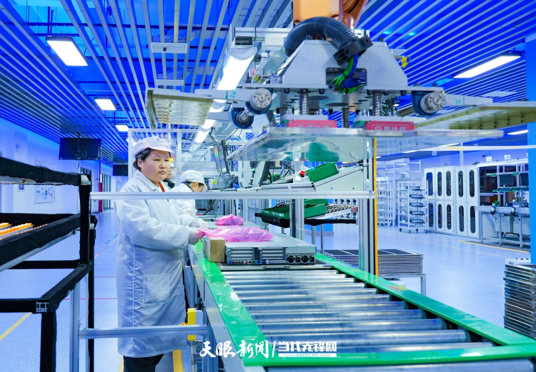 在贵州云上鲲鹏科技有限公司生产车间，技术人员正对服务器进行精密调试与外包装作业。杨涛 摄