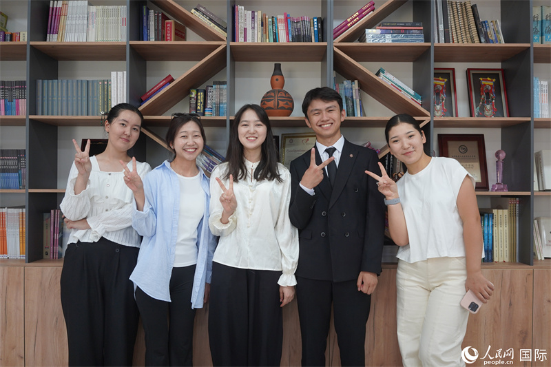 比什凯克国立大学孔子学院学生薛沛（右二）。人民网记者 褚梦琦摄