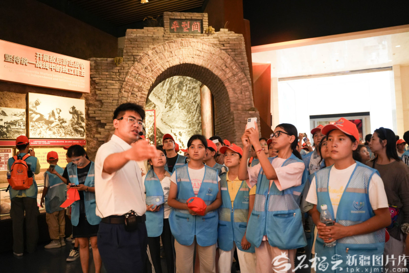8月5日，参加“同心筑梦科普行”（北京示范班）活动的孩子们参观中国共产党历史展览馆。中国科协白家庄办公区供图