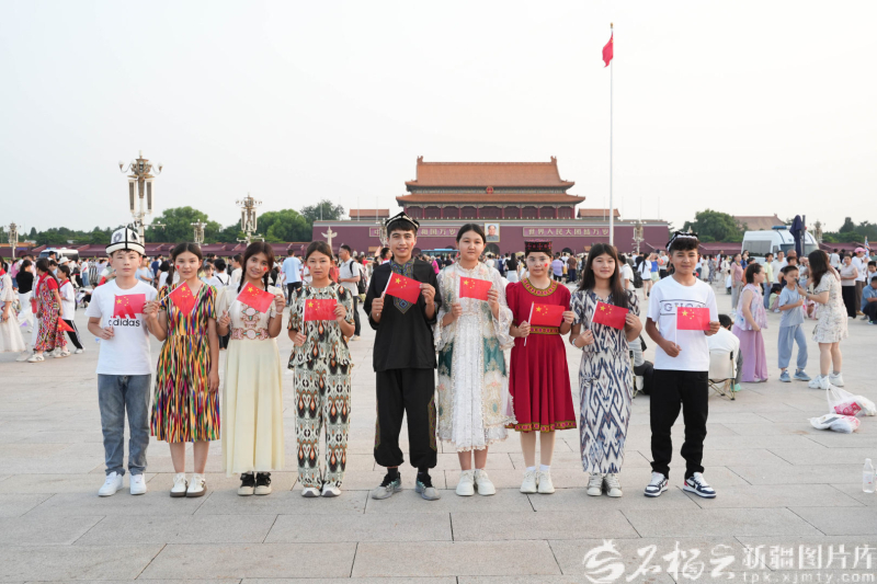 8月6日，参加“同心筑梦科普行”（北京示范班）活动的孩子们在天安门广场合影。中国科协白家庄办公区供图