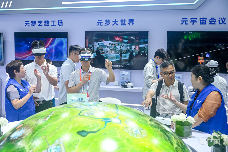 2026年8月28日，贵州贵阳，参观者在2026中国国际大数据产业博览会上体验VR项目。