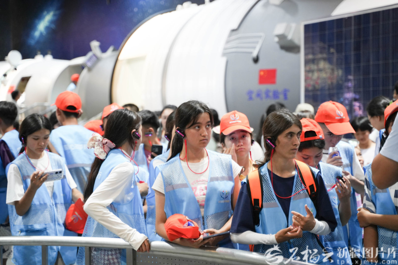 8月5日，参加“同心筑梦科普行”（北京示范班）活动的孩子们参观中国科学技术馆。中国科协白家庄办公区供图
