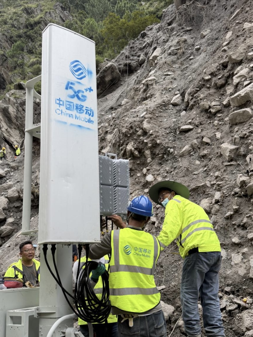 8月30日，中国移动工作人员在距吉隆口岸900米处开通4/5G共模基站。中国移动供图