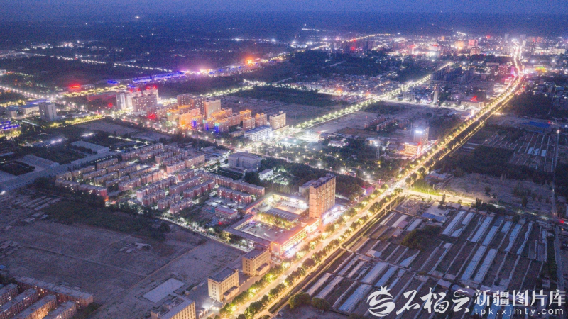 8月27日晚，叶城县夜景航拍。郑淏天 摄