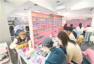 陕西省西安市一家拼豆店。新华社记者邹竞一摄