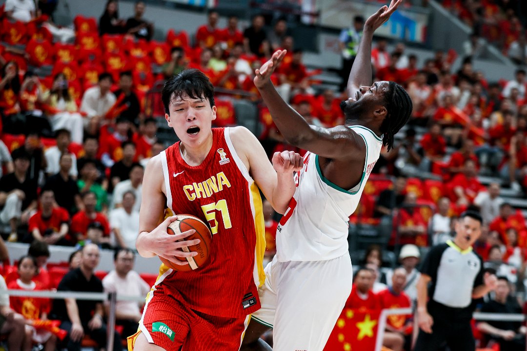 杨瀚森持球进攻。视觉中国供图