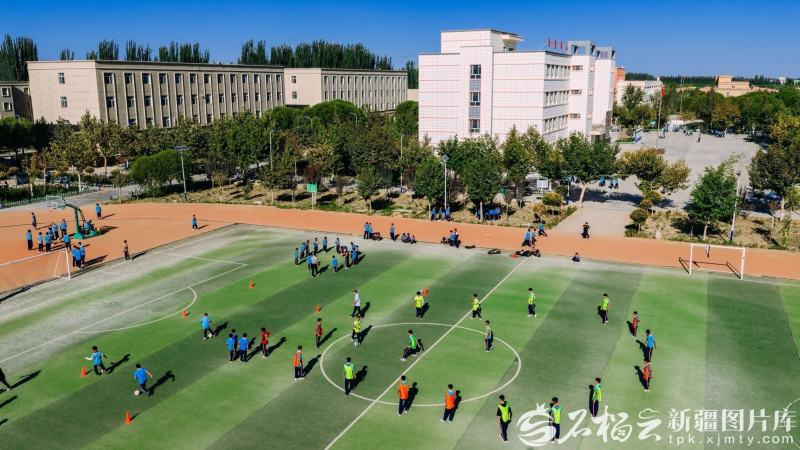 8月25日，叶城县阿克塔什镇白玉学校内，孩子们在上体育课。郑淏天 摄