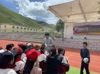 实践队员开展体育教育课程。西安交通大学/供图